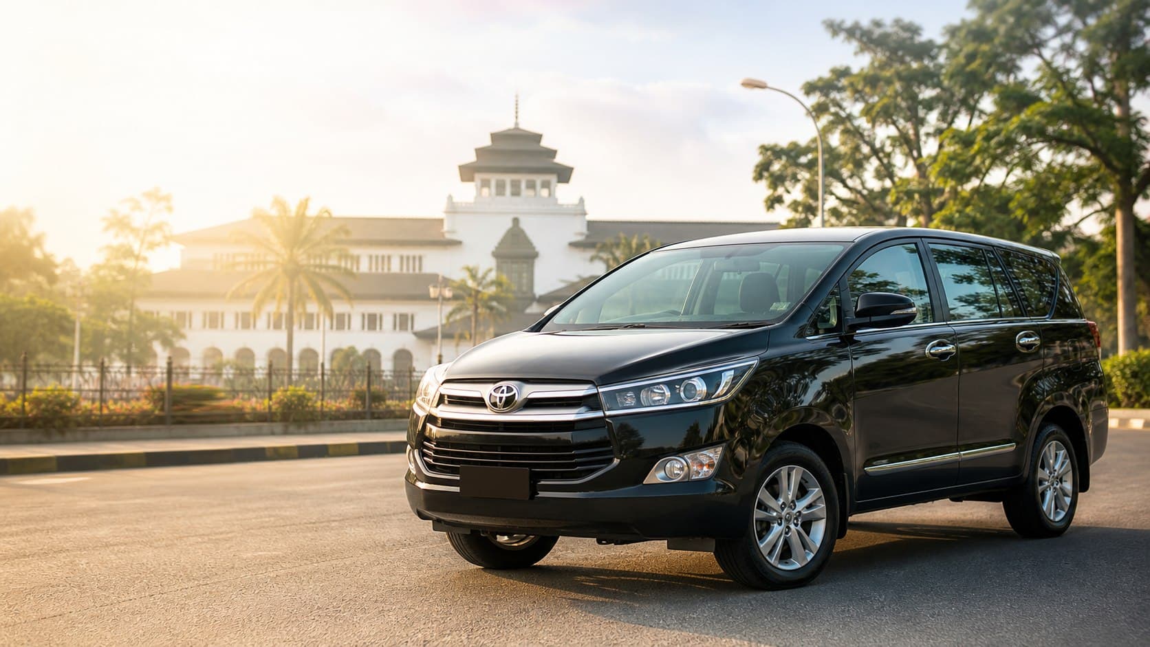 Toyota Innova hitam di Bandung pada pagi hari